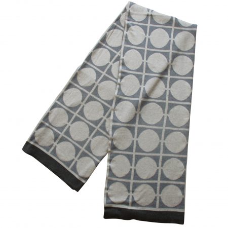 Decke Don aus gebürsteter Baumwolle, in Grau, mit markanten Streifen von Funky Doris.