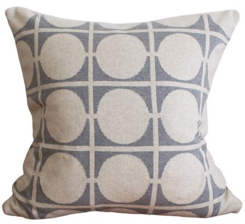 Gestricktes Kissen Don in Grau aus feiner Baumwolle von Funky Doris von Funky Doris.