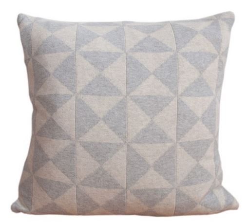 Gestricktes Kissen Iver in Grau aus feiner Baumwolle von Funky Doris von Funky Doris.