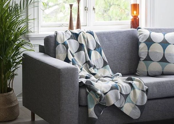 Grafisches Muster Olivia auf grauem Sofa